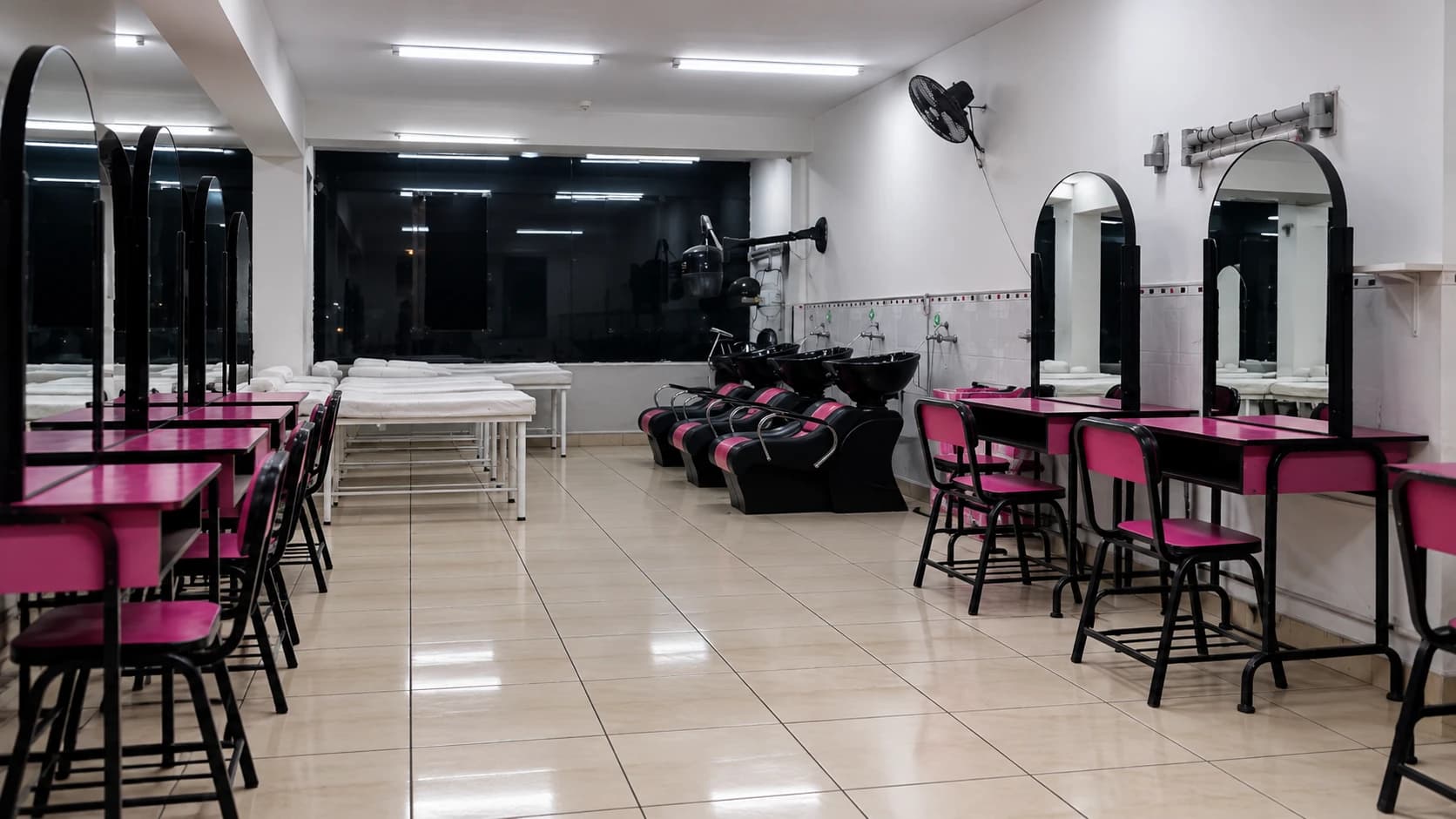 Estudiantes en talleres prácticos de CETPRO CENTER